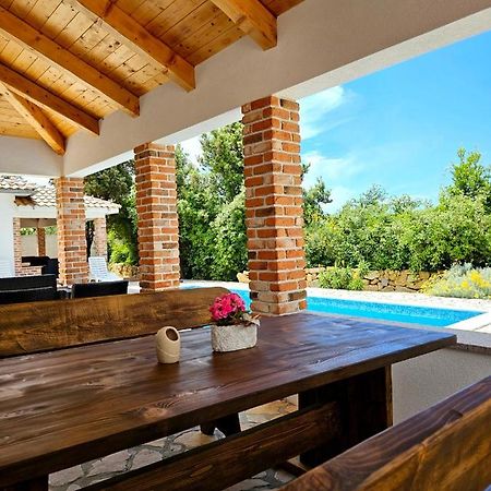 Holiday Homes Sintija Kampor ภายนอก รูปภาพ