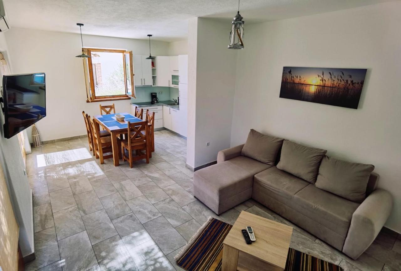 Holiday Homes Sintija Kampor ภายนอก รูปภาพ